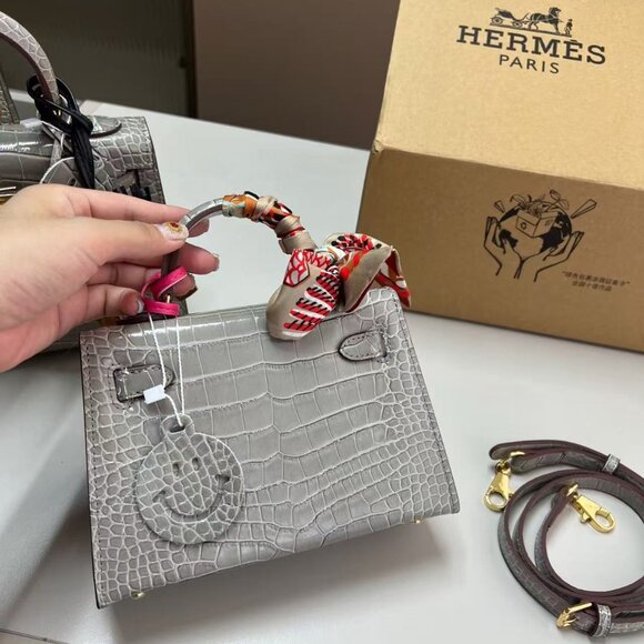 Classic Hermes Bag: A Stylish and Versatile Choice for Elegance - Picture 7 of 10